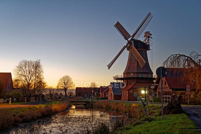 Traditional windmill in Warsingsfehn, Moormerland, East Frisia, Lower Saxony, Germany — Stock Photo