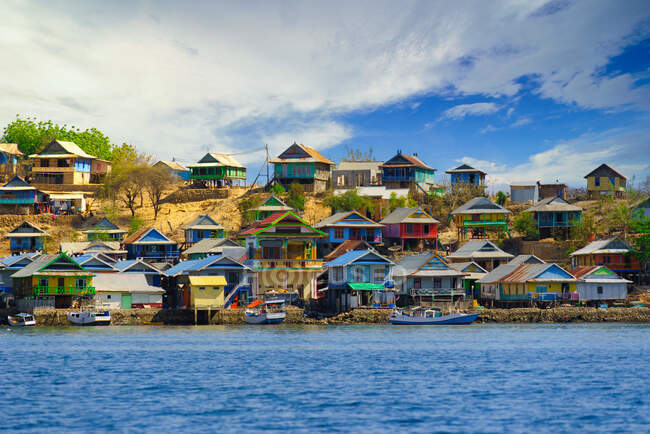 Case multicolori in riva al mare, Bajo pulau island, Bima, West Nusa Tenggara, Indonesia — Foto stock
