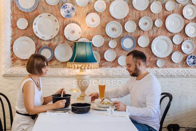 Pareja cenando en un restaurante - foto de stock