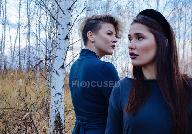 Porträt zweier Frauen, die im Wald stehen und in verschiedene Richtungen schauen, Russland — Stockfoto