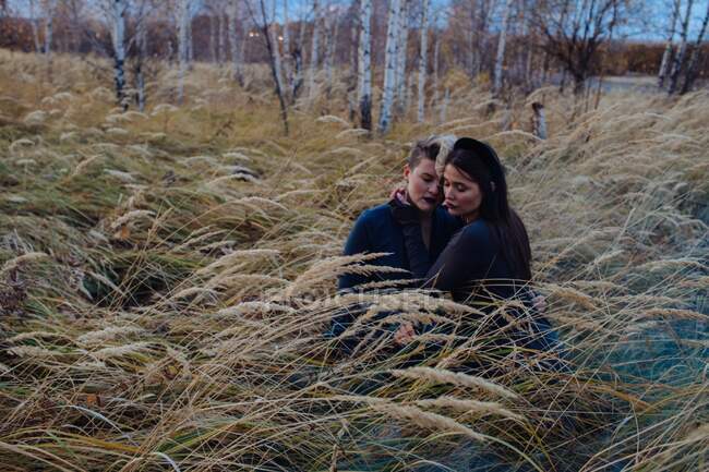 Porträt zweier Frauen, die sich in einem Wald umarmen, Russland — Stockfoto