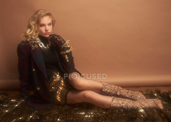 Portrait d'une femme glamour de style rétro assise sur le sol — Photo de stock