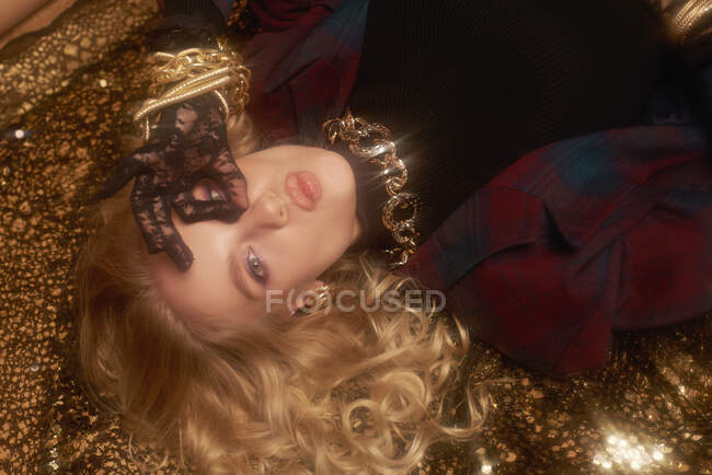Porträt einer glamourösen Frau im Retro-Stil, die auf dem Boden liegt — Stockfoto