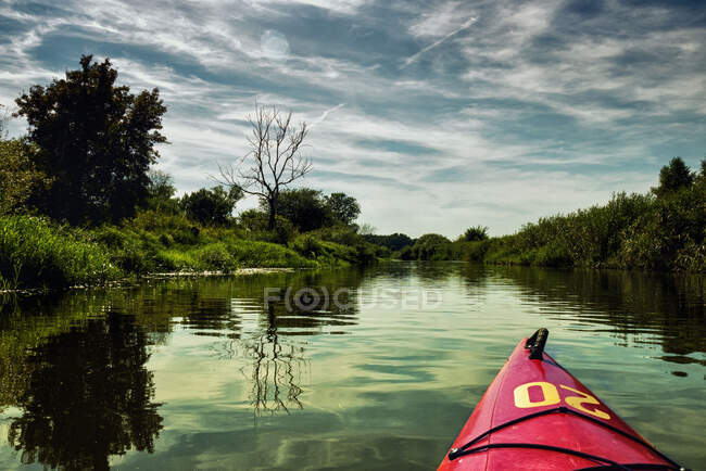 Caiaque navegando no rio, Polônia — Fotografia de Stock