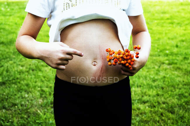Menina apontando para arranhões no estômago — Fotografia de Stock