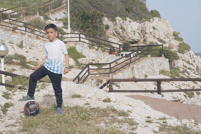 Хлопчик грає у футбол на відкритому повітрі Малага (Андалусія, Іспанія). — стокове фото