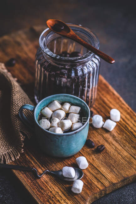 Blick von oben auf Kaffee mit Marshmallows — Stockfoto