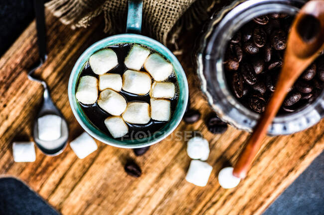 Blick von oben auf Kaffee mit Marshmallows — Stockfoto