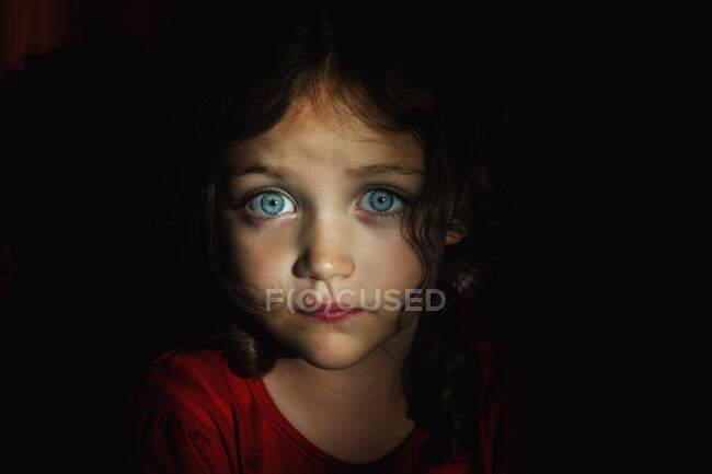 Retrato de una hermosa chica con ojos azules - foto de stock