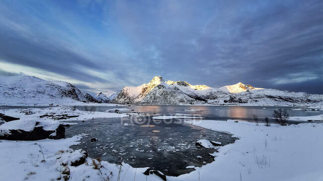 Paisaje de invierno costero, Flakstad, Lofoten, Nordland, Noruega - foto de stock