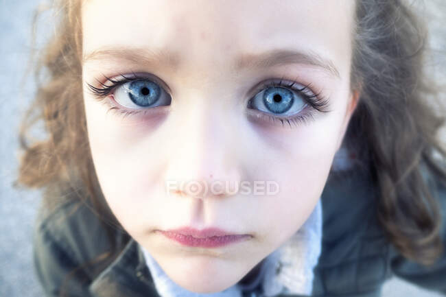 Gros plan Portrait d'une belle fille aux yeux bleus perçants — Photo de stock