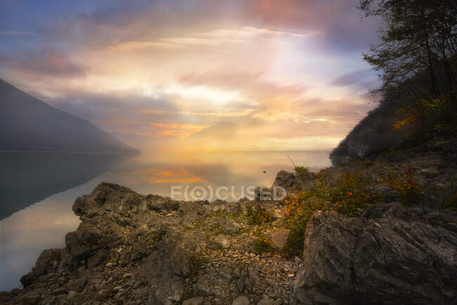 Matin d'automne au lac Santa Croce, Belluno, Italie — Photo de stock