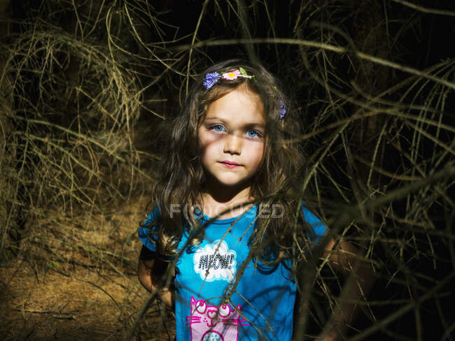 Retrato de una niña de pie en el bosque, Polonia - foto de stock