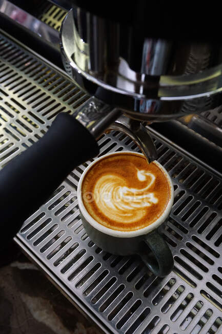 Cappuccino étant fait sur une machine à café — Photo de stock