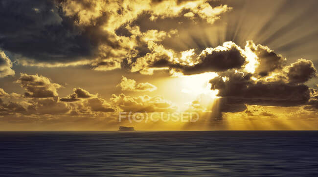 Silhouette dell'isola di Filfla al tramonto, Malta — Foto stock