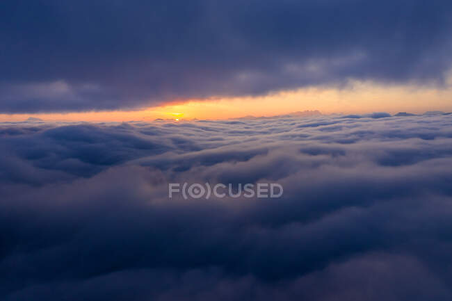 Lever de soleil au-dessus d'un tapis nuageux, Salzbourg, Autriche — Photo de stock