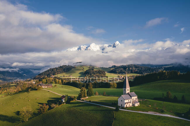 Вид с воздуха на церковь Святого Примуса, гора Бухберг, Бишофсхофен, Австрия — стоковое фото