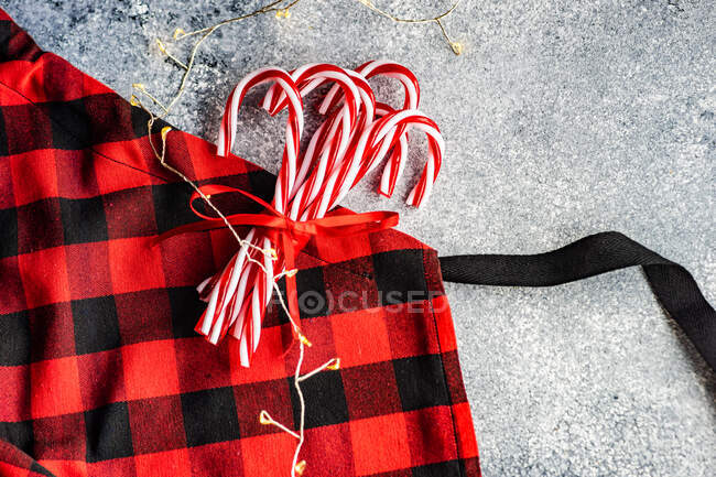 Bando de bengalas de doces amarradas com um arco em um avental — Fotografia de Stock