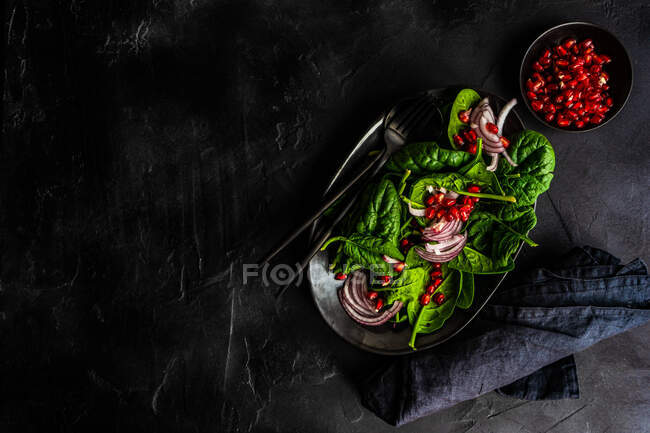 Concept d'aliments sains avec salade de feuilles d'épinards frais bio sur fond rustique avec espace de copie — Photo de stock