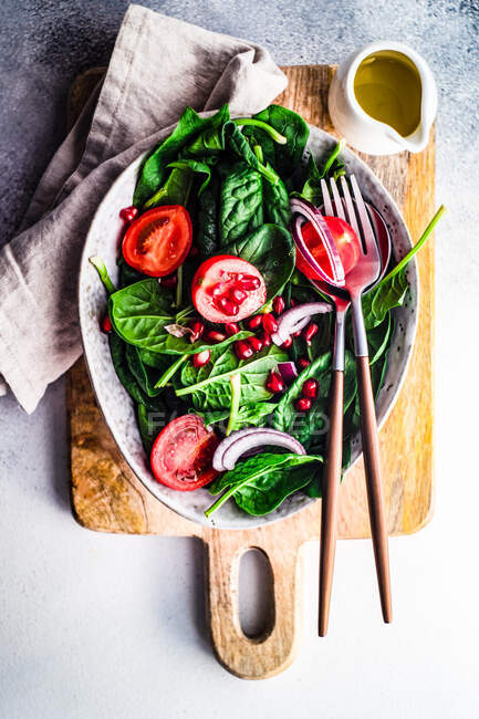 Concept d'aliments sains avec salade de feuilles d'épinards frais bio sur fond rustique avec espace de copie — Photo de stock