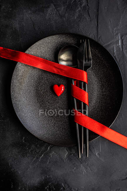 Luogo di impostazione con una decorazione del cuore per San Valentino — Foto stock