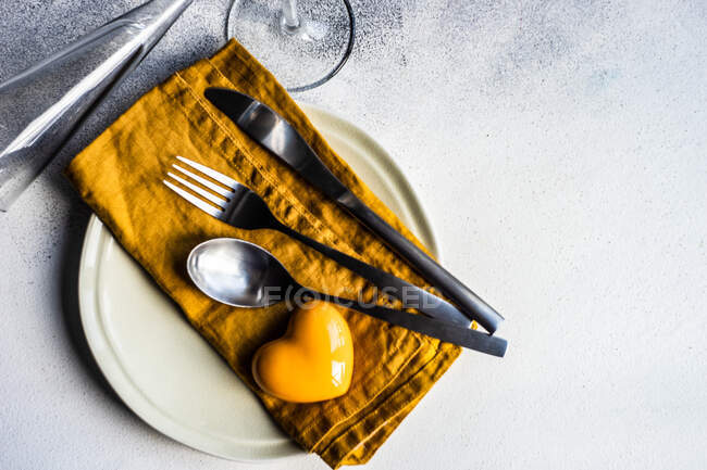 Place setting with a heart decoration for Valentine's Day — Stock Photo
