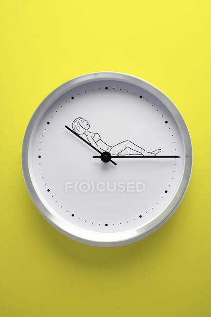 Концептуальний настінний годинник з жінкою, що лежить на сонячному ліжку — стокове фото