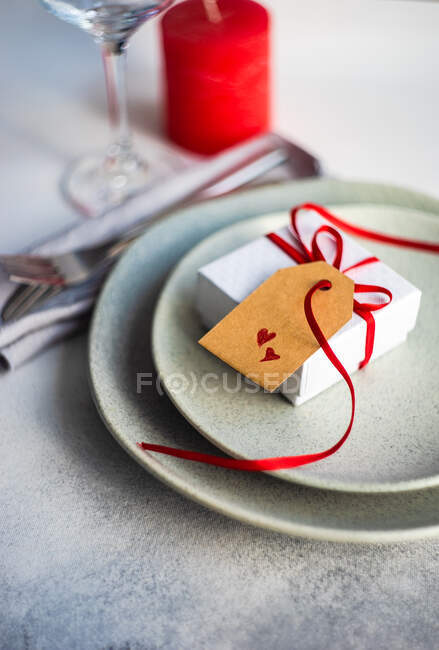 Definição de mesa de Natal com coração vermelho no fundo branco. jantar romântico no restaurante — Fotografia de Stock