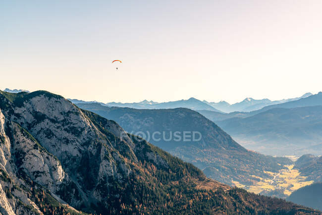 Gleitschirmfliegen über Berggipfel, Altaussee, Liezen, Steiermark, Österreich — Stockfoto