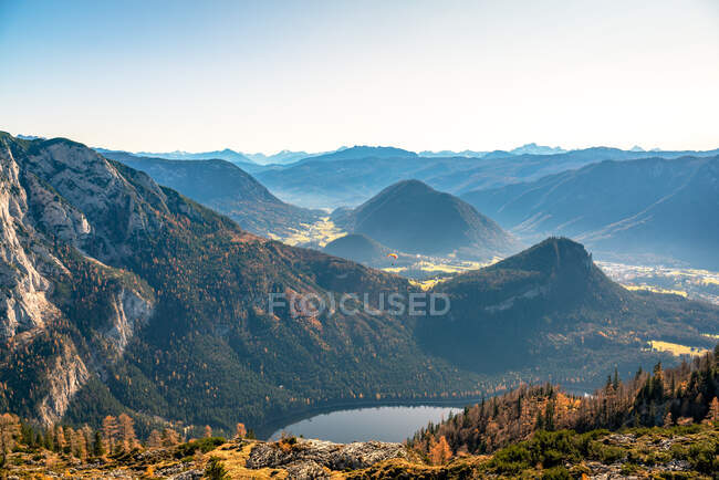 Parapendio sorvolando le cime delle montagne, Altaussee, Liezen, Stiria, Austria — Foto stock
