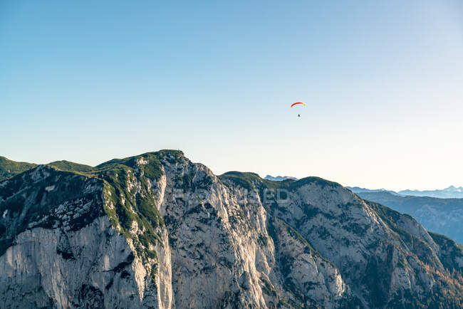 Paragliding flying over mountain peaks, Altaussee, Liezen, Styria, Austria — Stock Photo