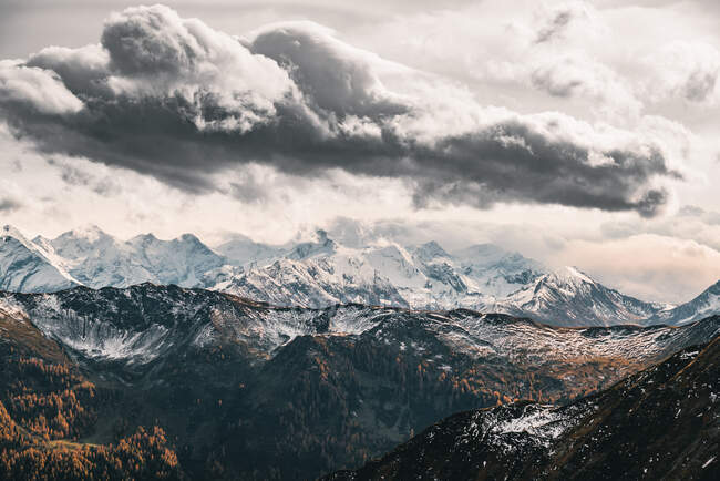 Schneesturm über verschneiten Bergen im Herbst, Saalbach, Salzburg, Österreich — Stockfoto