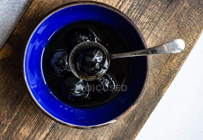 Вид сверху на чашу грецкого орехового варенья — стоковое фото