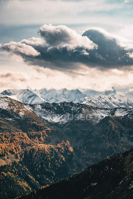 Снежная буря над заснеженными горами осенью, Заальбах, Австрия — стоковое фото
