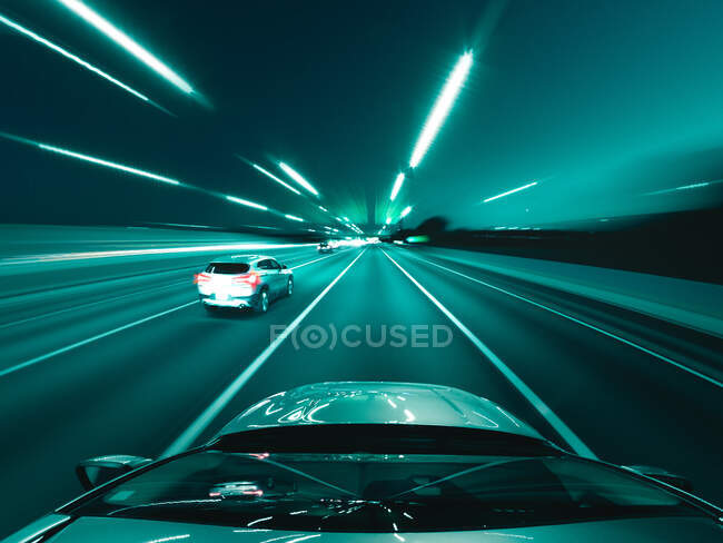 Carro dirigindo ao longo de uma auto-estrada à noite, EUA — Fotografia de Stock