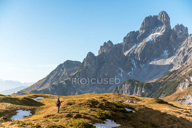 Wanderin auf Wanderweg in alpiner Landschaft im Frühling, Filzmoos, Salzburg, Österreich — Stockfoto