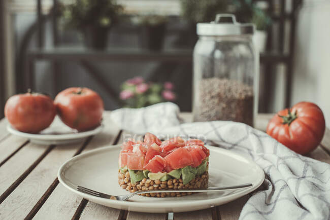 Lentil, avocado and tomato salad — Stock Photo
