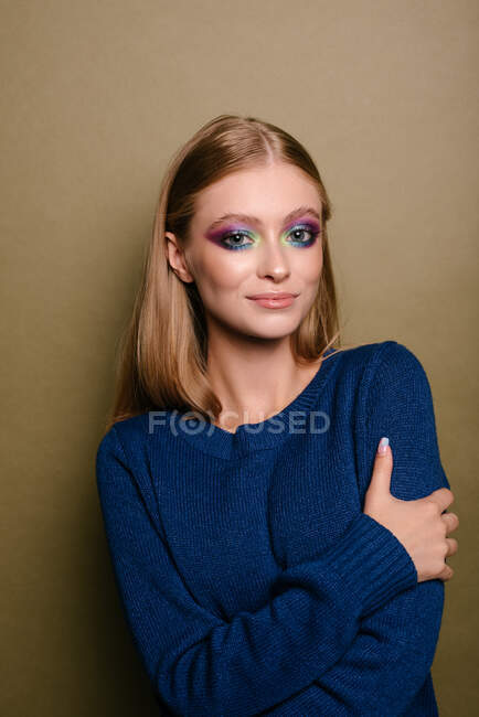 Portrait d'une belle femme avec maquillage frappant des yeux — Photo de stock