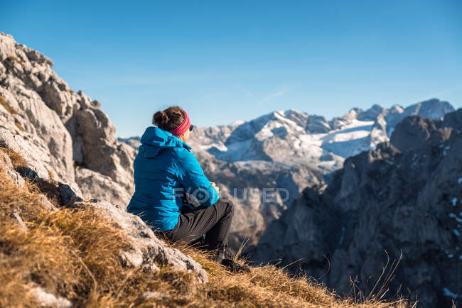 Frau betrachtet alpine Landschaft im Herbst, Filzmoos, Salzburg, Österreich — Stockfoto