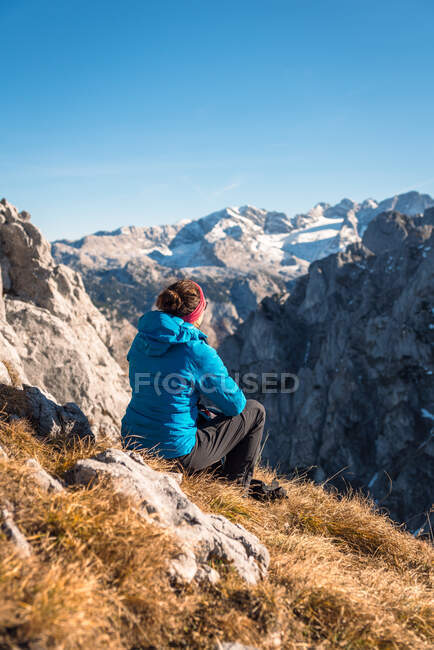 Mulher olhando para a paisagem alpina no outono, Filzmoos, Salzburgo, Áustria — Fotografia de Stock
