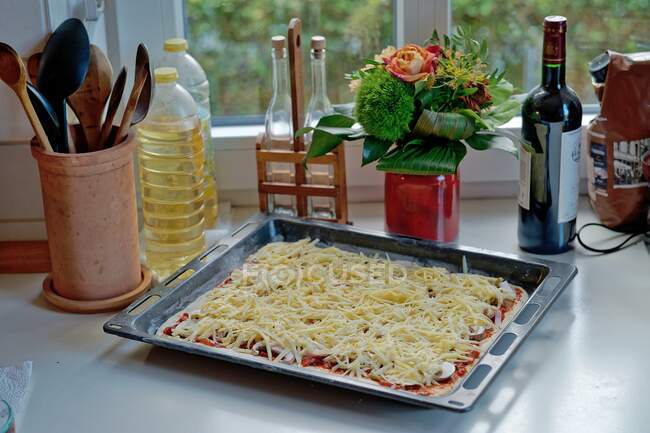Pizza fatta in casa con prosciutto e funghi pronta per andare in forno — Foto stock