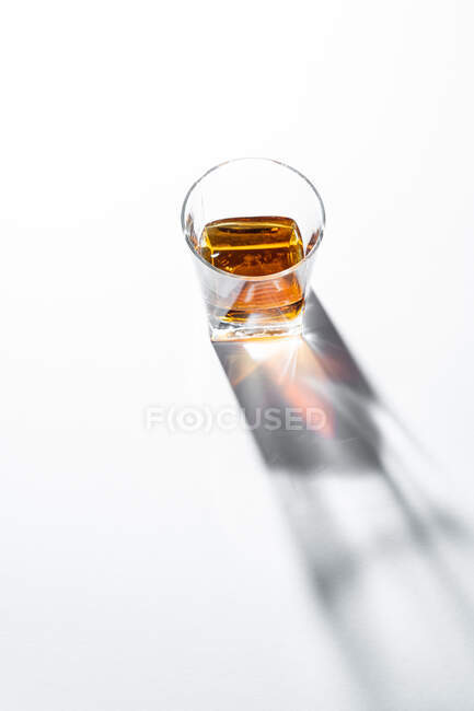 Стакан виски на белом фоне — стоковое фото