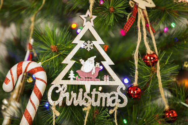Addobbi natalizi appesi ad un albero di Natale — Foto stock