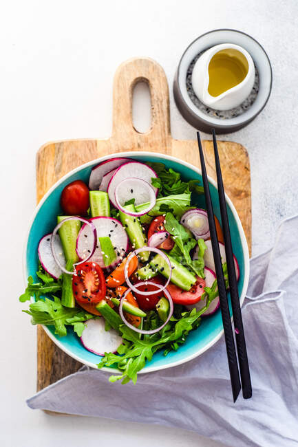 Organic vegetable salad with sesame seeds and oil served in a bowl — Stock Photo