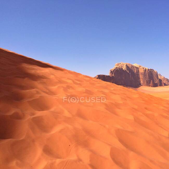 Primer plano de una duna de arena en el desierto, Wadi Rum, Jordania - foto de stock