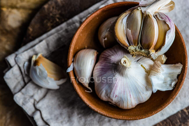 Overhead view of a bowl of fresh garlic — Stock Photo