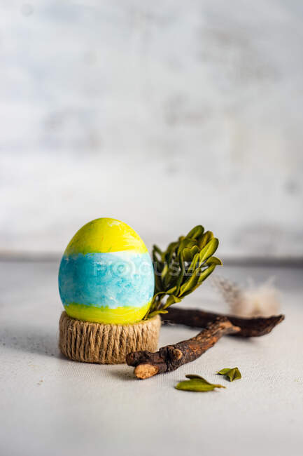 Concepto de tarjeta de Pascua con colores pastel huevo sobre fondo de hormigón blanco - foto de stock