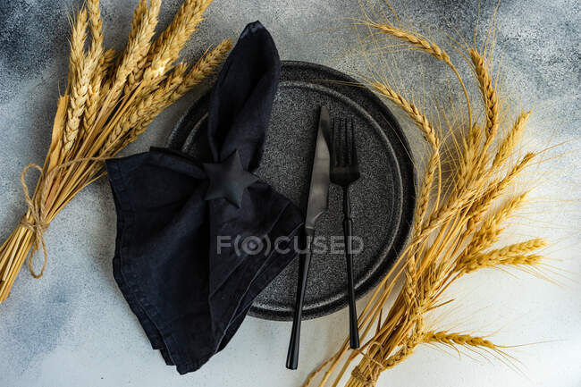 Minimalistic place setting with wheat ears harvest on concrete background — Stock Photo