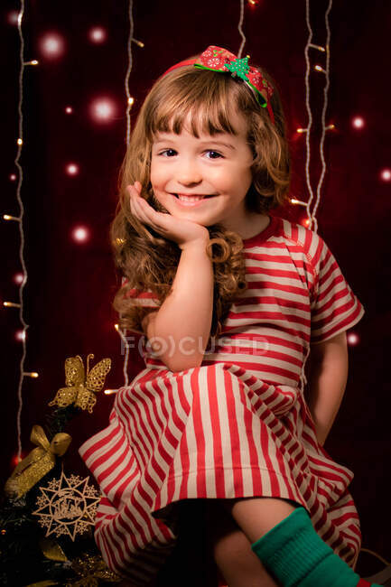 Портрет усміхненої дівчини перед різдвяними вогниками. — стокове фото