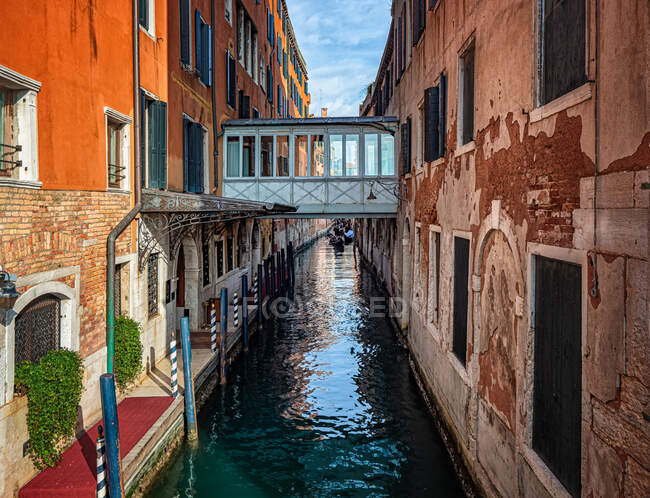 Bridge connecting two buildings, Venice, Veneto, Italy — Stock Photo